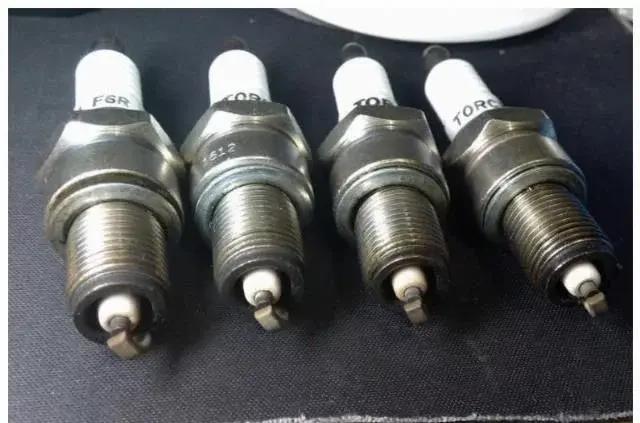 車子出現這3種征兆，是在提醒該換火花塞了